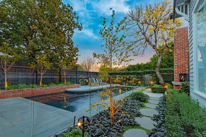 How Professional Landscaping Creates Attractive Outdoor Environments